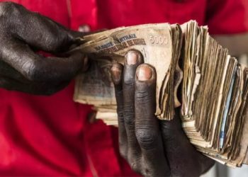 Guinée: face à la crise de liquidités qui s’intensifie, les banques plafonnent les retraits